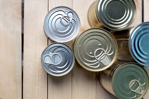 Latas para alimentos sobre madera