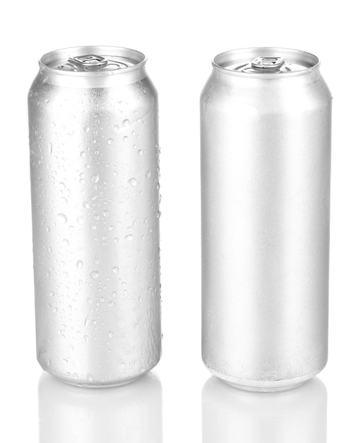 Foto latas de aluminio con gotas de agua aisladas en blanco