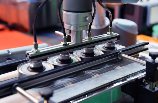 Latas de aluminio para la línea de producción de alimentos en la máquina transportadora de fábrica