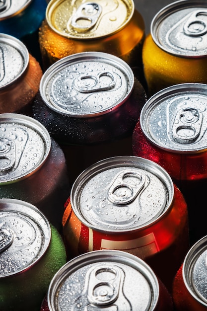 Latas de bebidas dulces y cerveza