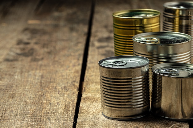 Latas com comida na mesa.