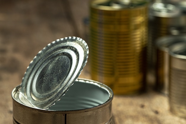 Foto latas con comida en la mesa. de cerca.