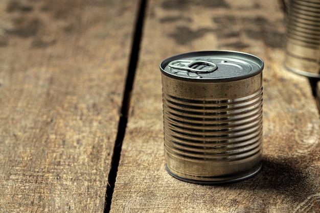 Foto latas con comida en la mesa. de cerca.