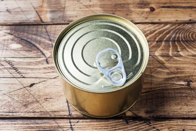 Latas para comida en la mesa de madera