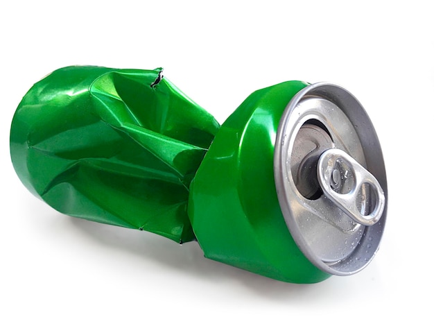 Latas comprimidas aisladas sobre un fondo blanco