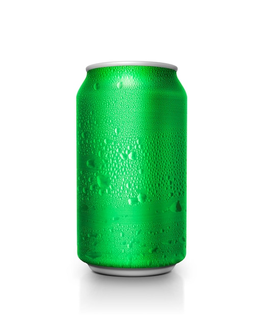 Foto latas de alumínio verdes com gotas de água em um fundo branco