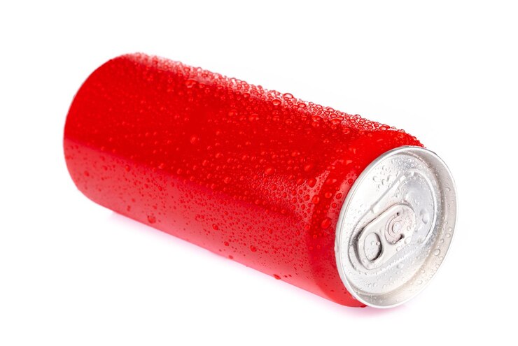Foto latas de alumínio vermelhas com gotas de água fresca isoladas no fundo branco.