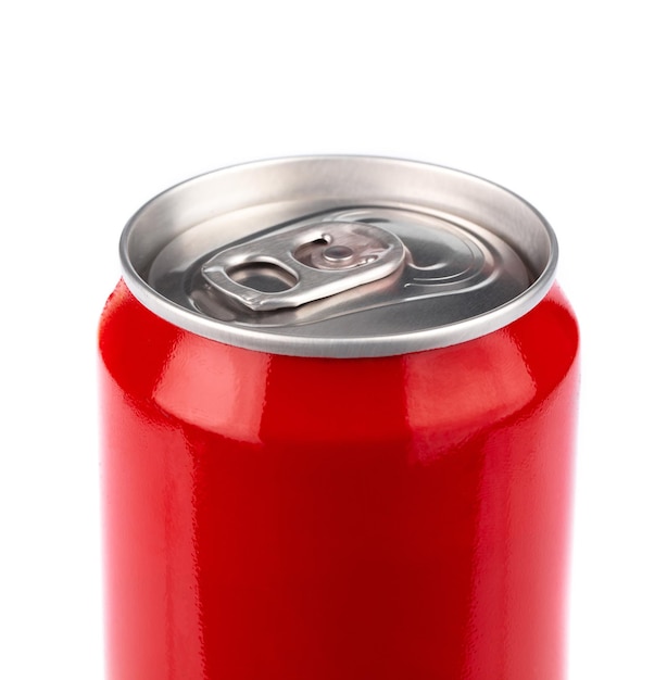 Foto latas de alumínio vermelhas isoladas no fundo branco