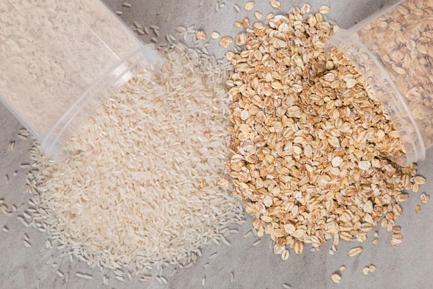 Latas de arroz e aveia estão espalhadas sobre a mesa.