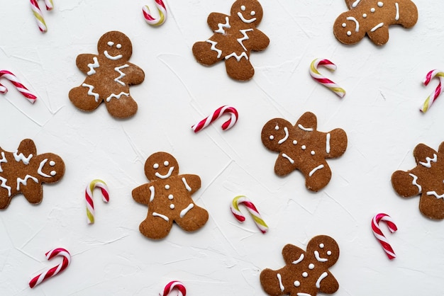 Latas de doces de Natal e biscoitos de gengibre