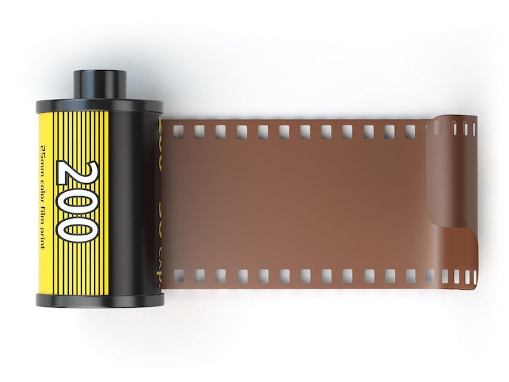 Foto latas de filme fotográfico de câmera de 35 mm isoladas em branco