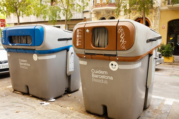 Latas de lixo (caixotes de lixo) na Espanha. Barcelona.