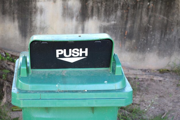 Latas de lixo em parques públicos