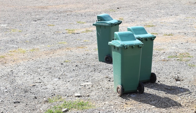 Latas de lixo em parques públicos