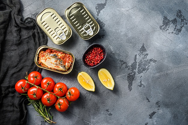 Latas de peixe com vegetais orgânicos