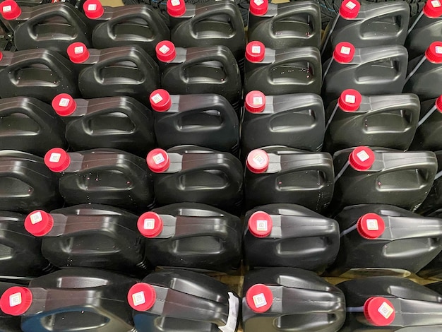 Foto latas de plástico pretas com óleo de motor de máquina, vista superior industrial, textura de fundo