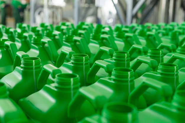 Latas de plástico vazias de cor verde para líquidos.