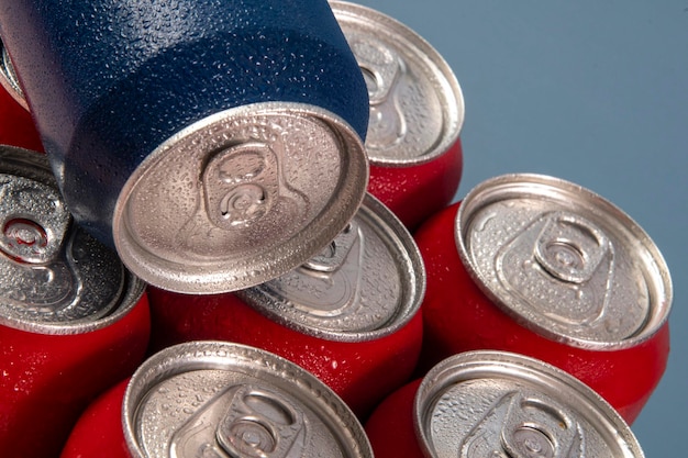 Latas de refrigerante vermelhas frias com azul para uso conceitual