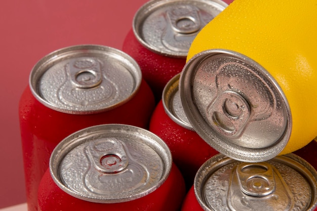 Latas de refrigerante vermelhas frias com uma amarela para uso conceitual