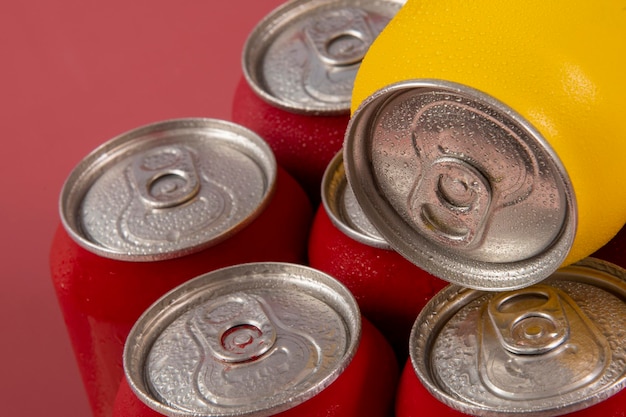 Foto latas de refrigerante vermelhas frias com uma amarela para uso conceitual