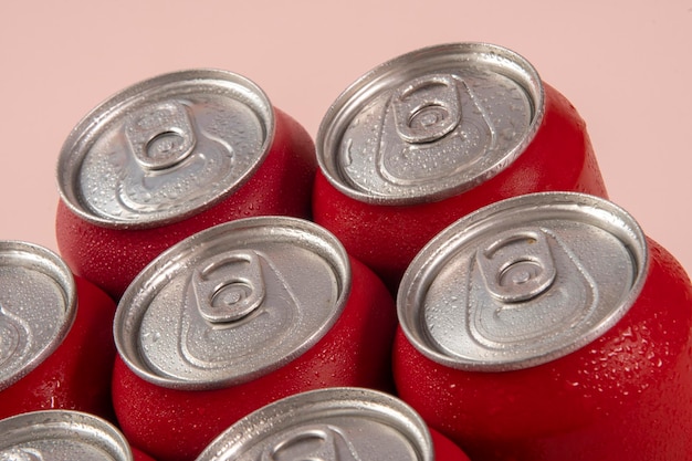 Latas de refrigerante vermelhas frias para uso conceitual