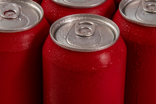 Foto latas de refrigerante vermelhas frias para uso conceitual