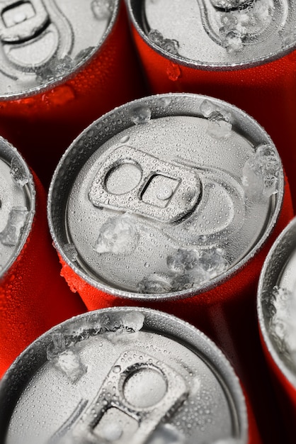 Latas de refrigerante vermelho