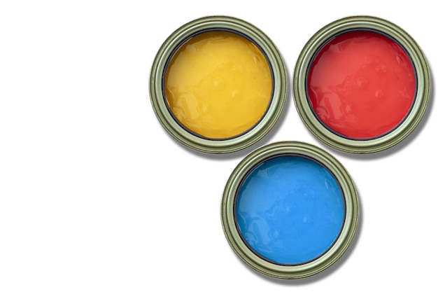 Latas de tinta de cores primárias, azul, vermelho e amarelo em fundo branco