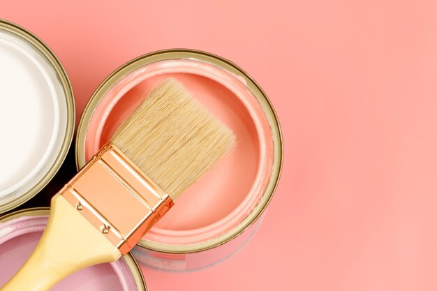 Latas de tinta e pincéis e como escolher a cor de tinta perfeita para o interior e bom para a saúde