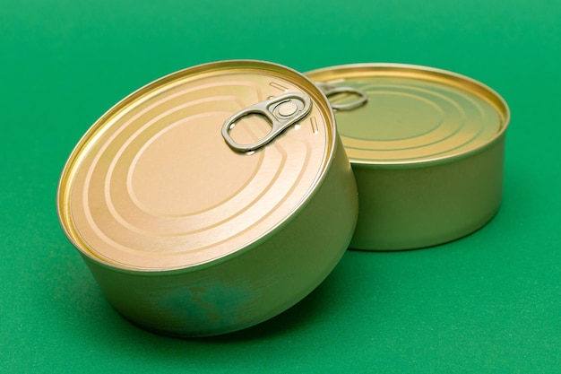 Latas fechadas com bordas em branco sobre fundo verde