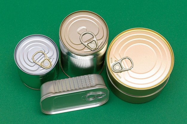 Latas fechadas com bordas em branco sobre fundo verde