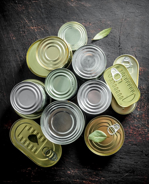 Latas fechadas de comida enlatada