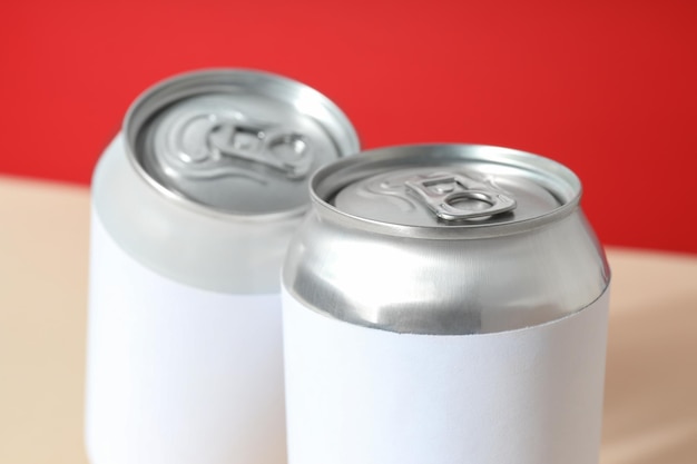 Foto latas de hojalata para bebidas sobre un fondo claro