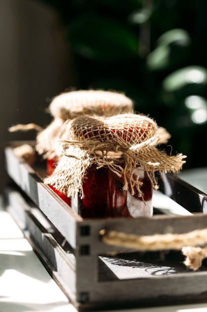 latas de mermelada de fresa