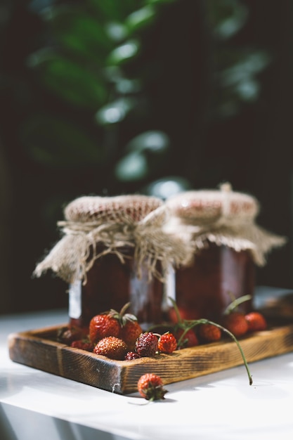 latas de mermelada de fresa