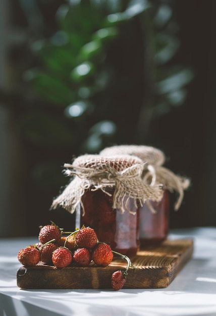 latas de mermelada de fresa