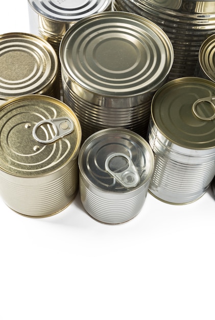 Latas de metal sobre un fondo blanco.