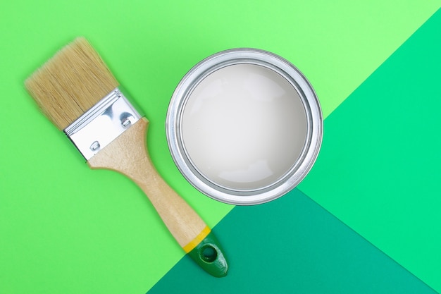 Latas de pintura abierta de esmalte en muestras de paleta de colores.