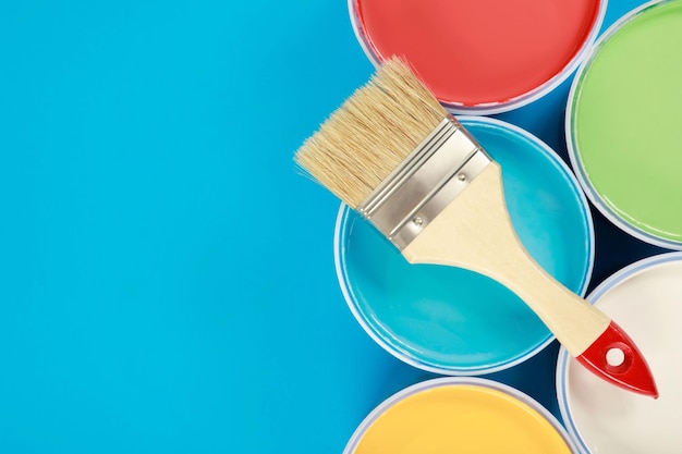 Latas de pintura y pinceles y cómo elegir el color de pintura interior perfecto y bueno para la salud