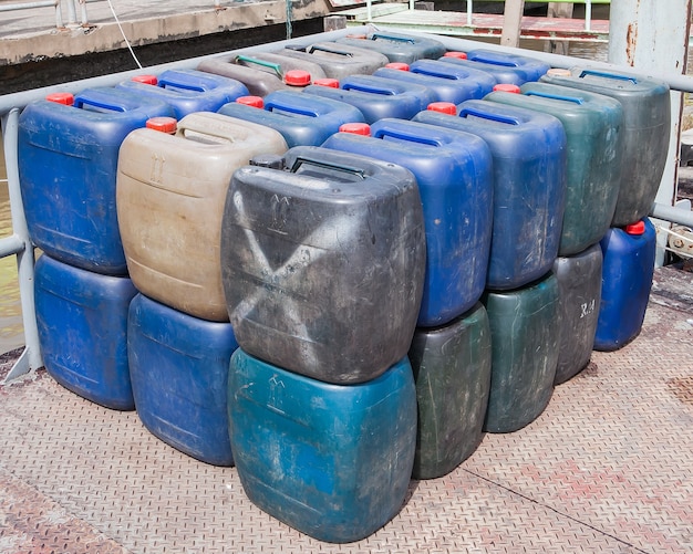 Latas de plástico para aceite de máquina en el suelo