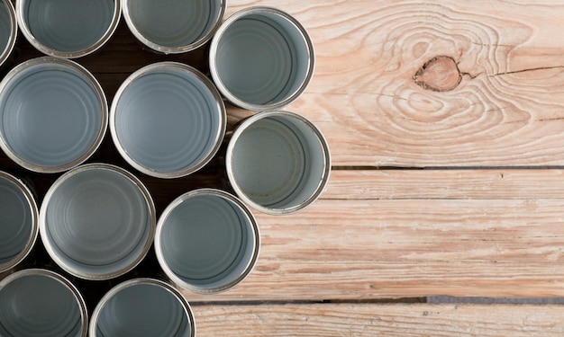 latas recicladas reutilizadas em uma mesa com um espaço de vista superior de fundo marrom para texto