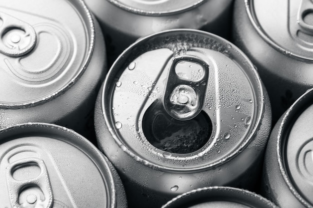 Latas de refresco con una abierta