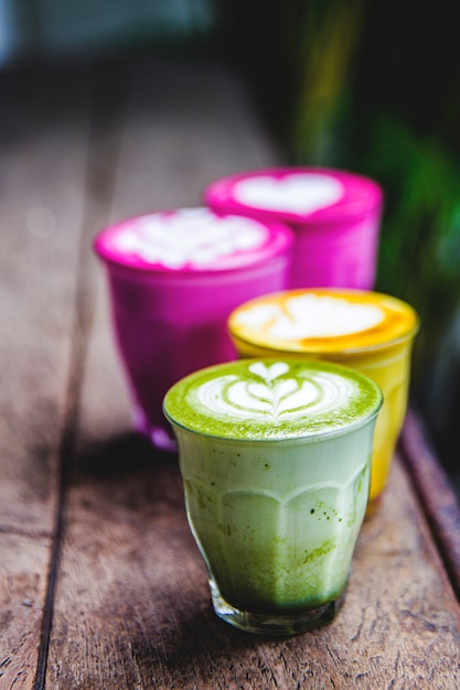 Latas de remolacha, matcha, cúrcuma están sobre la mesa de mármol.