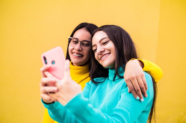 Lateinamerikanische Frauen, die ein Selfie machen.