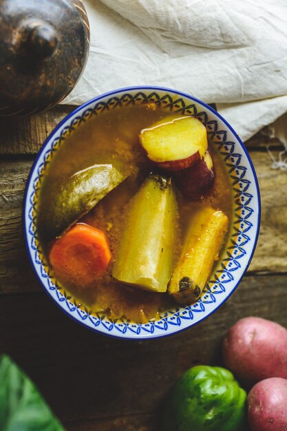 Lateinamerikanische Gemüsesuppe mit Zutaten Karotte, Chayote, Süßkartoffel, grüner Bananenpfeffer