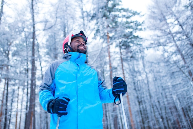 Lateinamerikanischer junger Skifahrer Mann Wald Wintertag in den Neujahrsferien Weihnachten