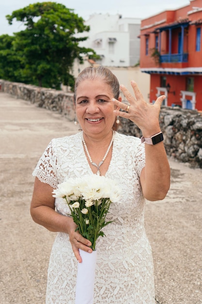 Lateinische Frau, die seinen Ehering zeigt