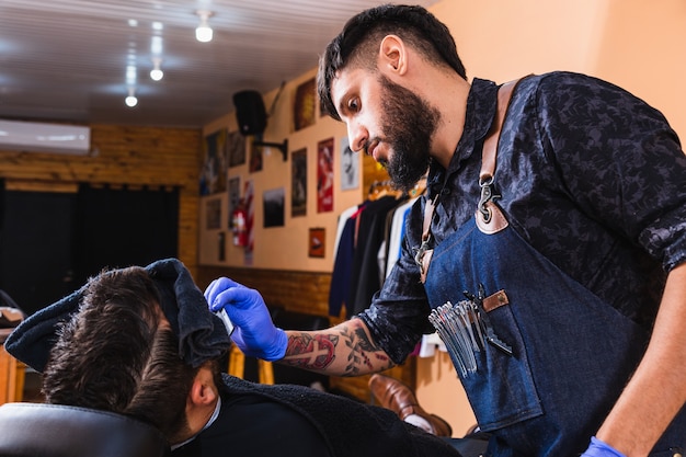 Lateinischer Friseur. Friseurladen mit Friseur arbeiten. Beauty- und Wellness-Konzept.