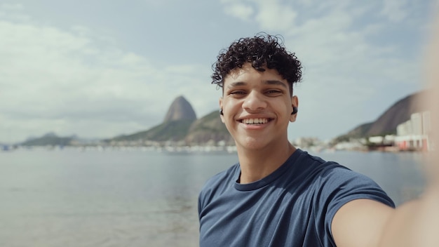 Lateinischer junger Mann berühmter Strand Rio de Janeiro Brasilien Lateinischer Sommerurlaub