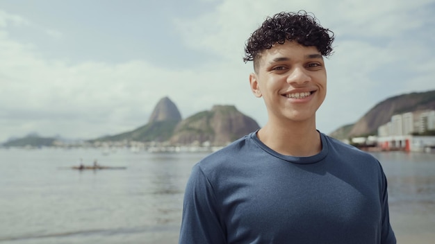 Lateinischer junger Mann berühmter Strand Rio de Janeiro Brasilien Lateinischer Sommerurlaub